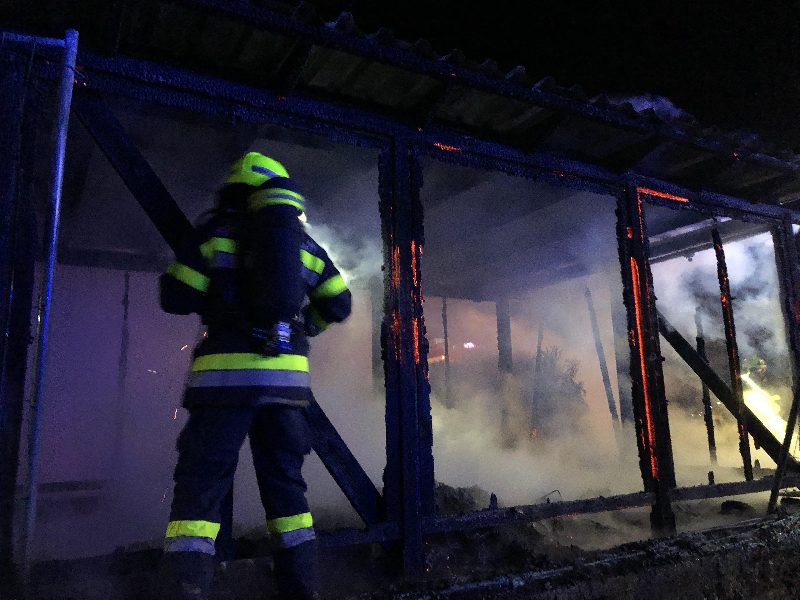 Brand überdachte Müllinsel (Bild 3)